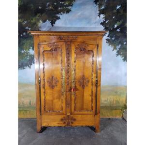 Armoire sculptée en merisier et chêne