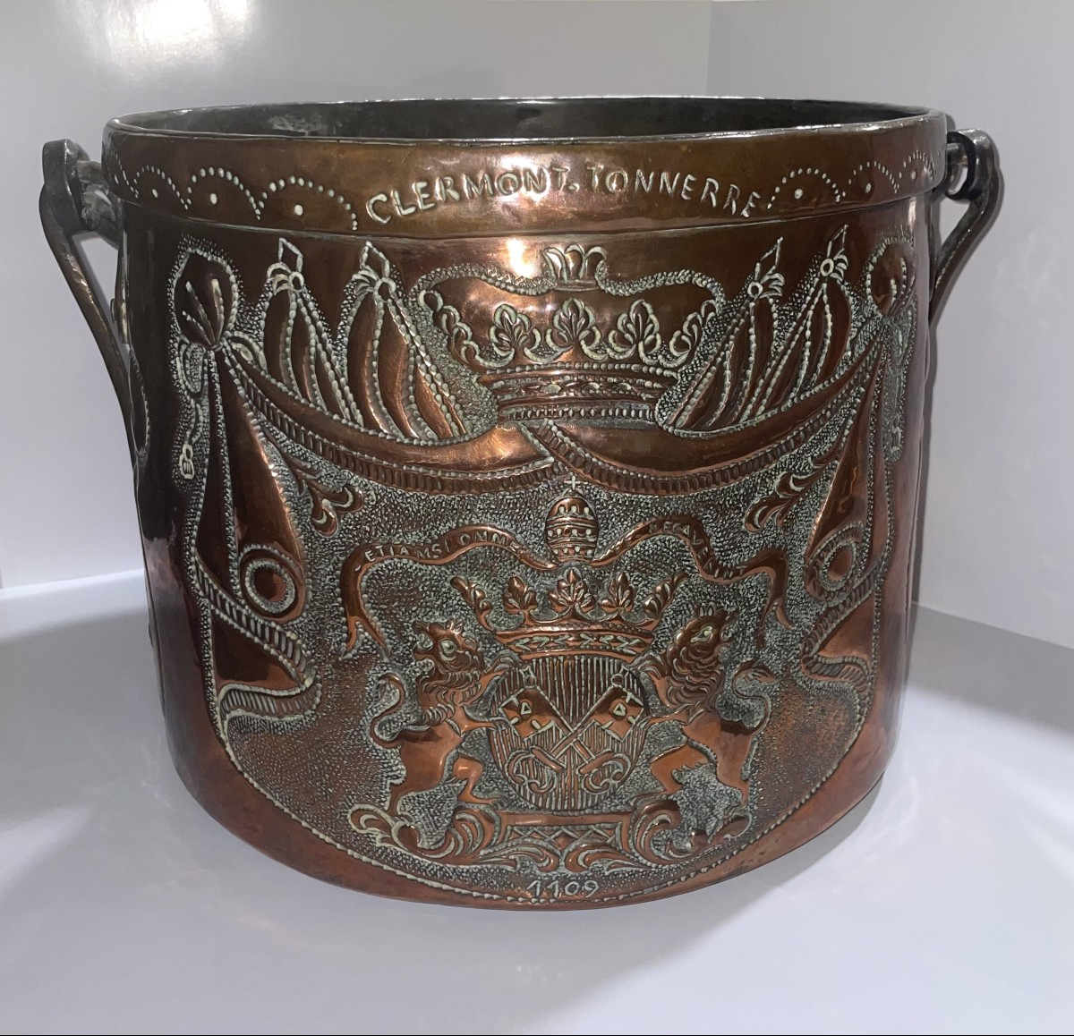 Rafraichissoir du XIXᵉ siècle – Aux armes de la famille de Clermont-Tonnerre