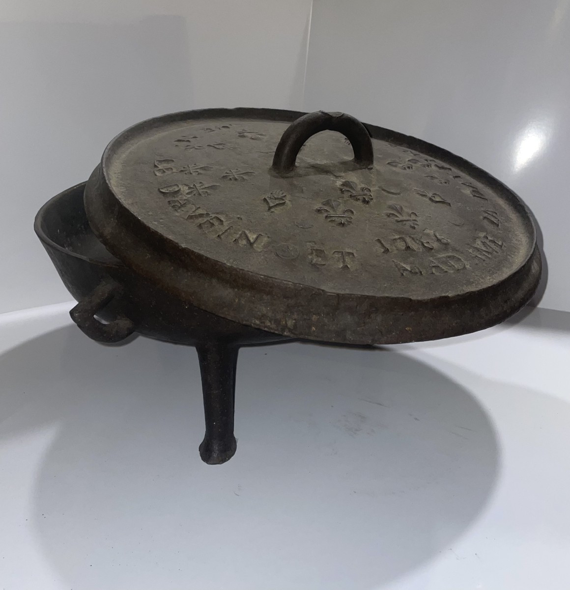 Marmite du XVIIᵉ « Le Daufin et Madame la Daufine 1766 », décorée de fleurs de lys.