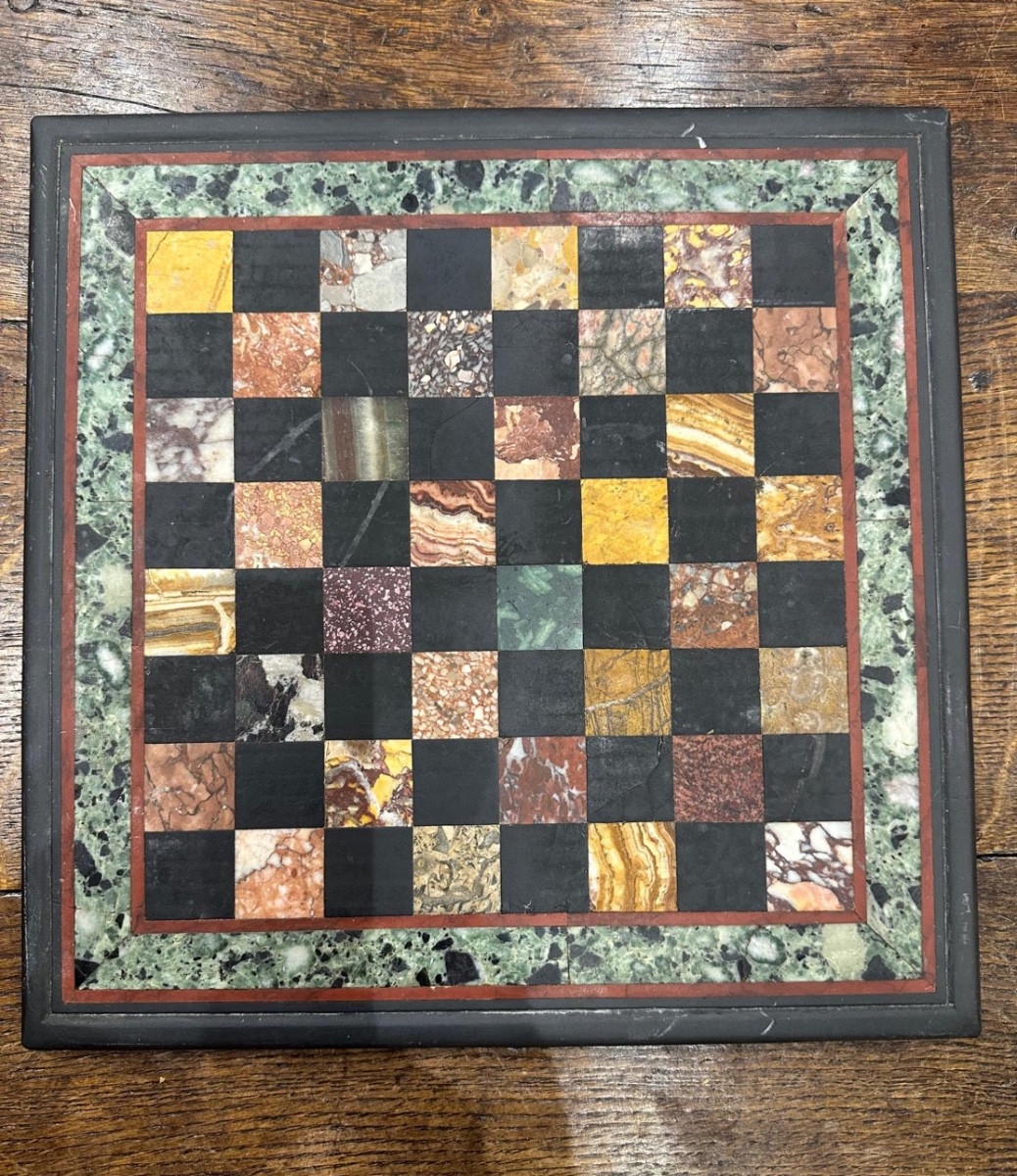 Échiquier du XIXᵉ siècle, en marbre polychrome monté sur ardoise.