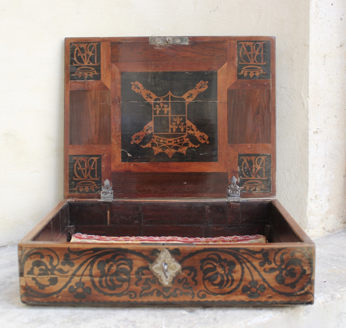 Coffre milieu XVIIe s. - Aux armes de César d'Albret - Marqueterie d'ébène-photo-4