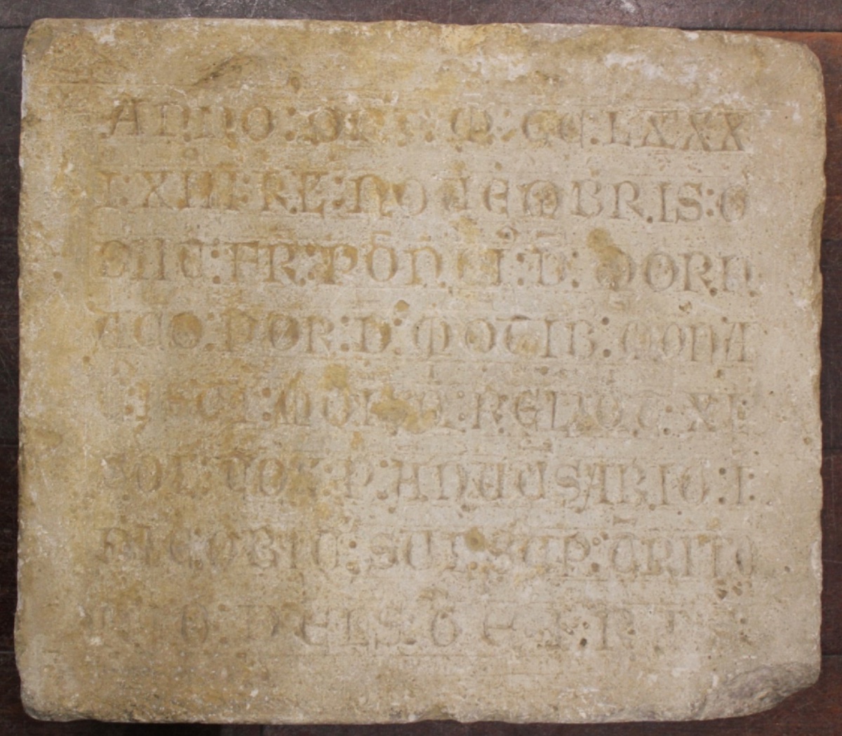 ÉPITAPHE DE FRÈRE PONCE DE MORNAC (XIIIE SIÈCLE), MOINE DE LÉZAT-SUR-LÈZE (ARIÈGE) ET MONTS
