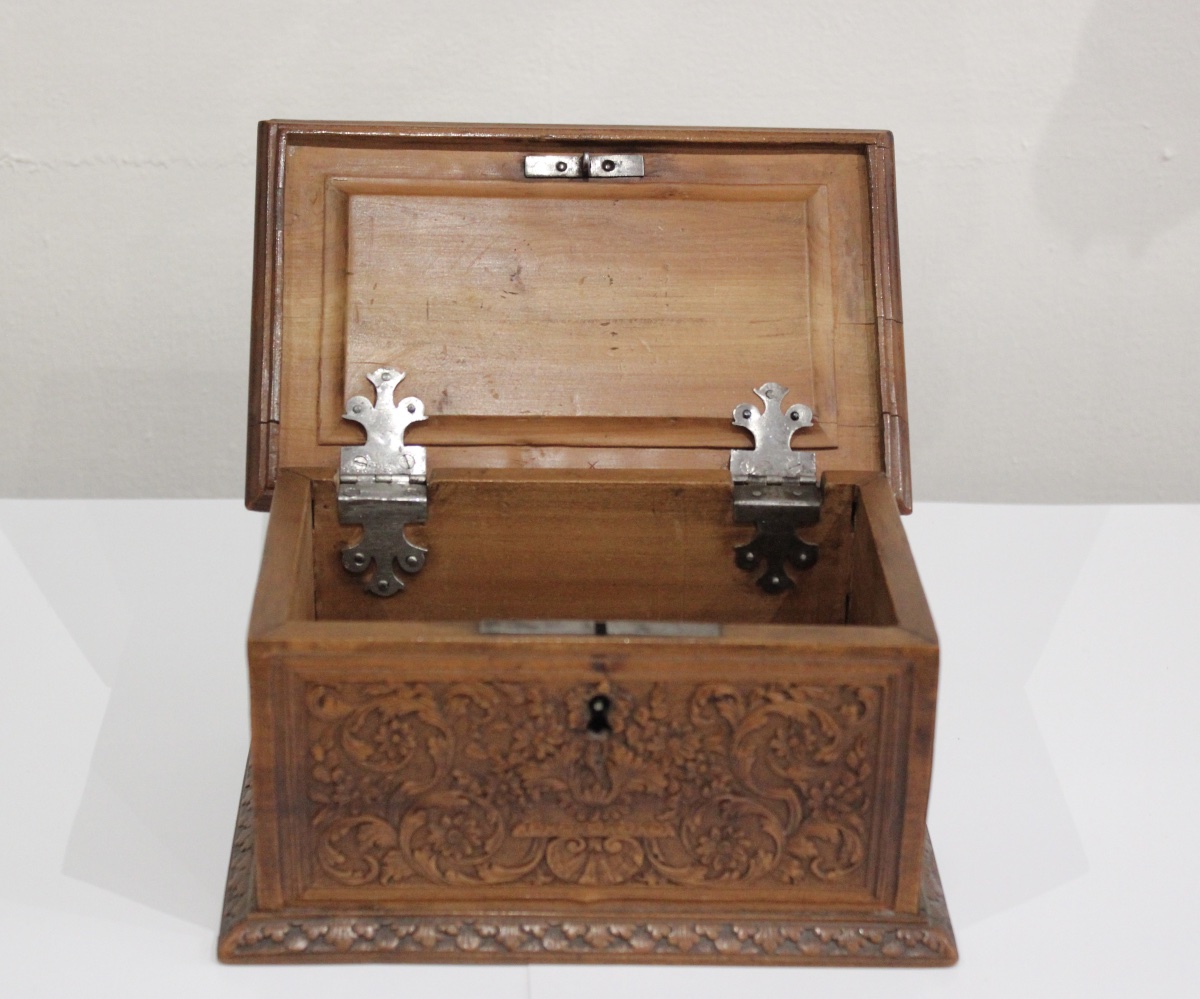 Coffret d'époque XVIIIe, en bois de Sainte Lucie.-photo-4