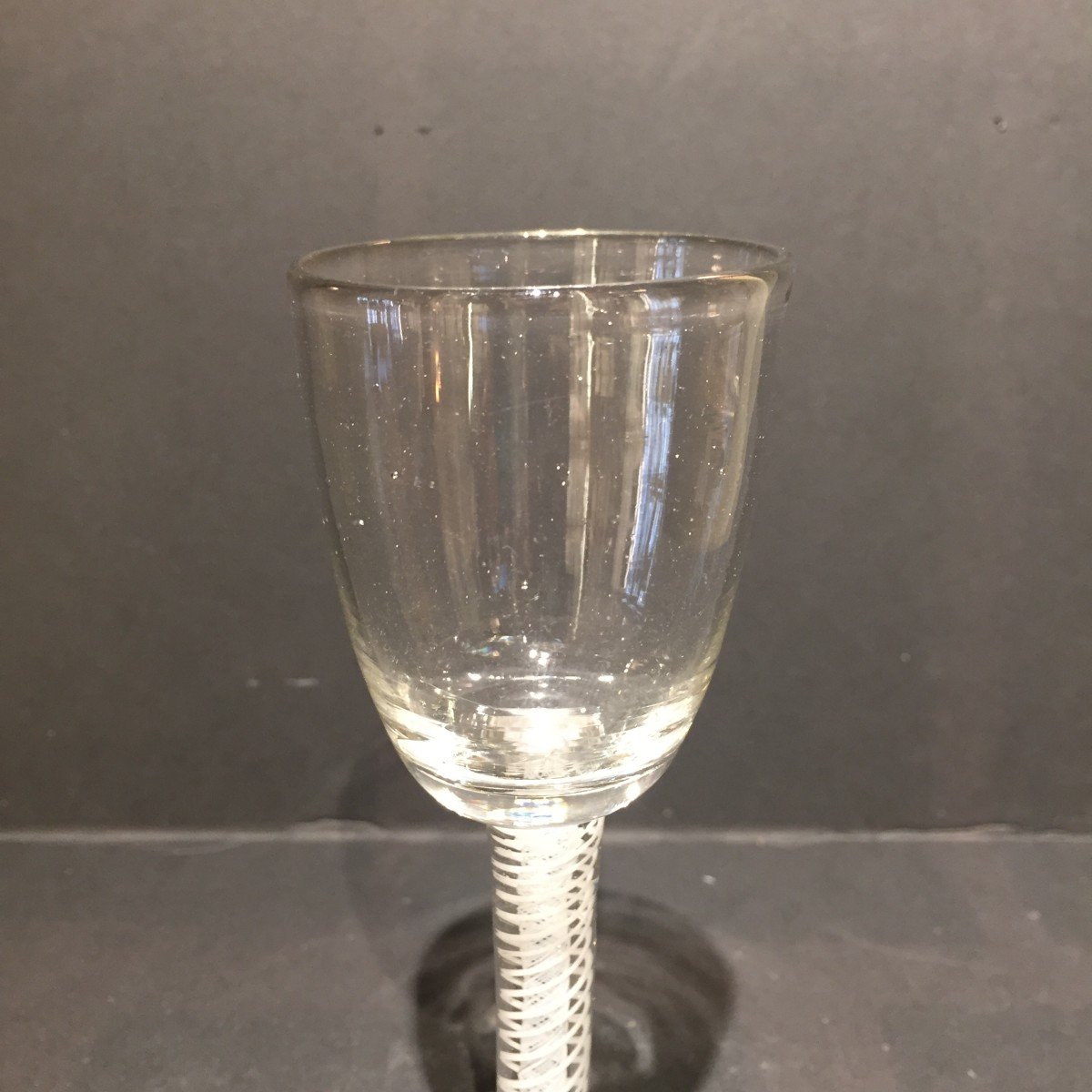 Un Verre à Vin Torsadé Opaque Hollandais, 18ème Siècle-photo-1