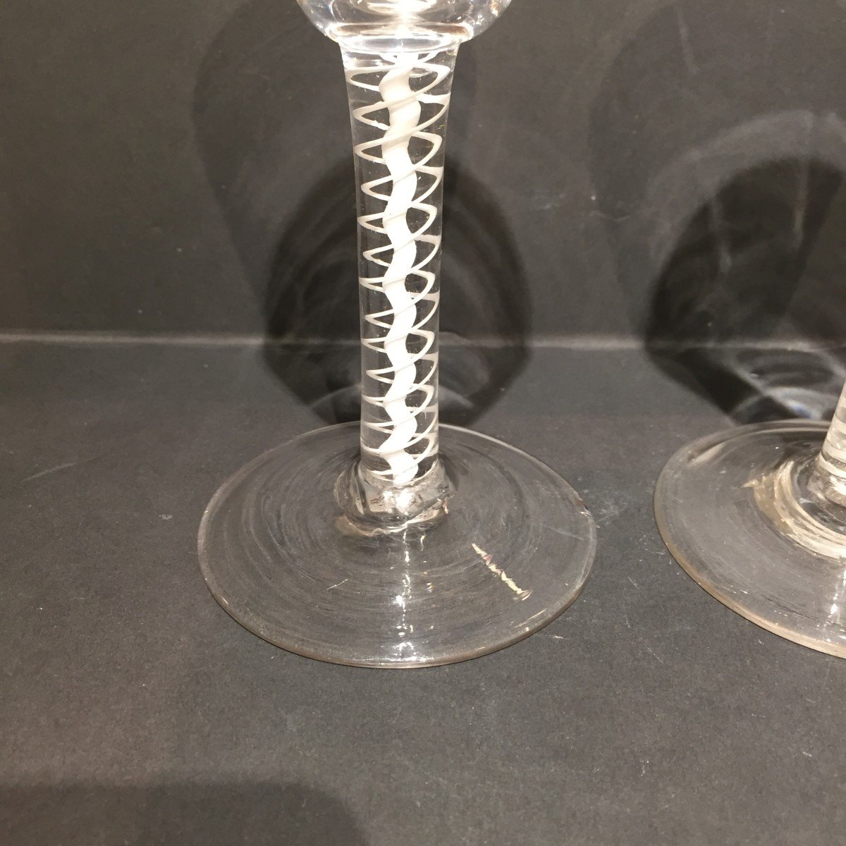 Deux Verres à Vin Torsadés Opaques Hollandais Ou Anglais, XVIIIe Siècle-photo-2