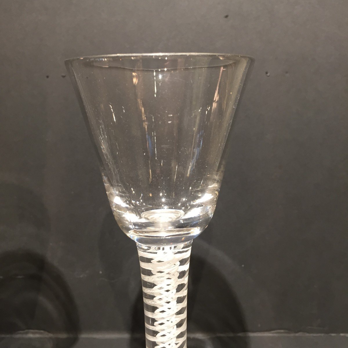 Deux Verres à Vin Torsadés Opaques Hollandais Ou Anglais, XVIIIe Siècle-photo-3