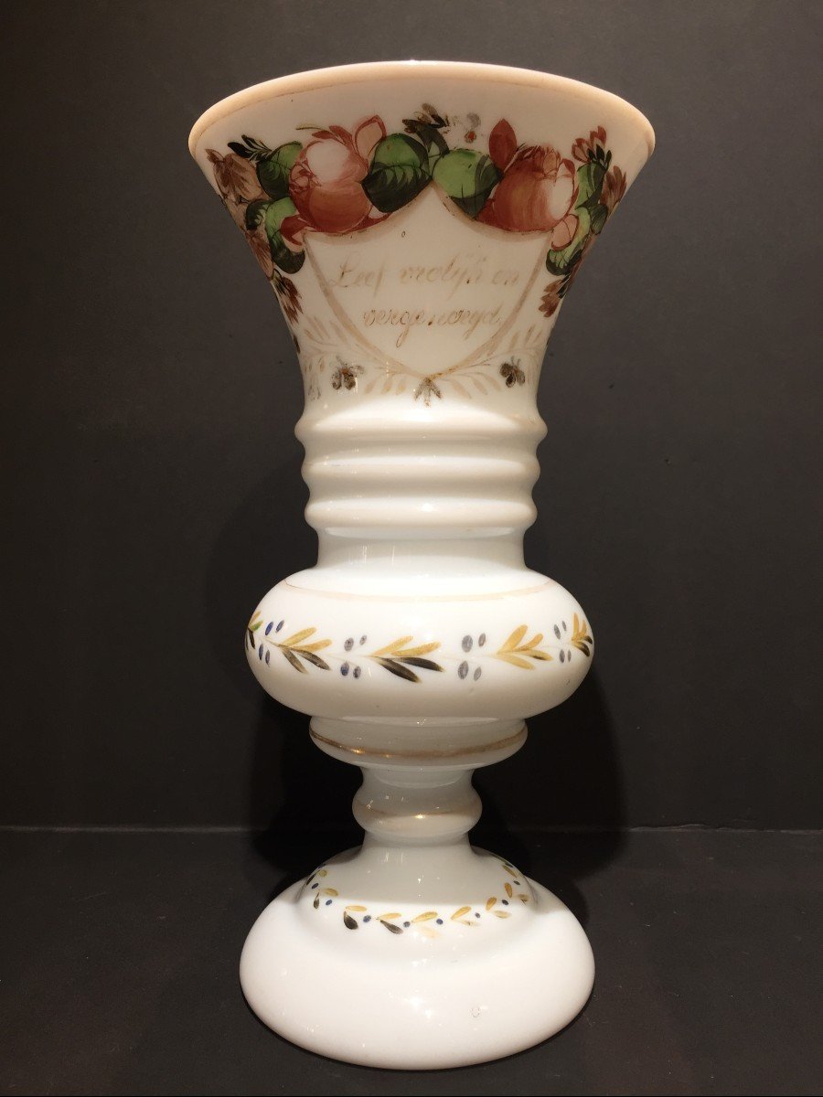 Un Vase Hollandais En Verre Opalin Avec Inscription
