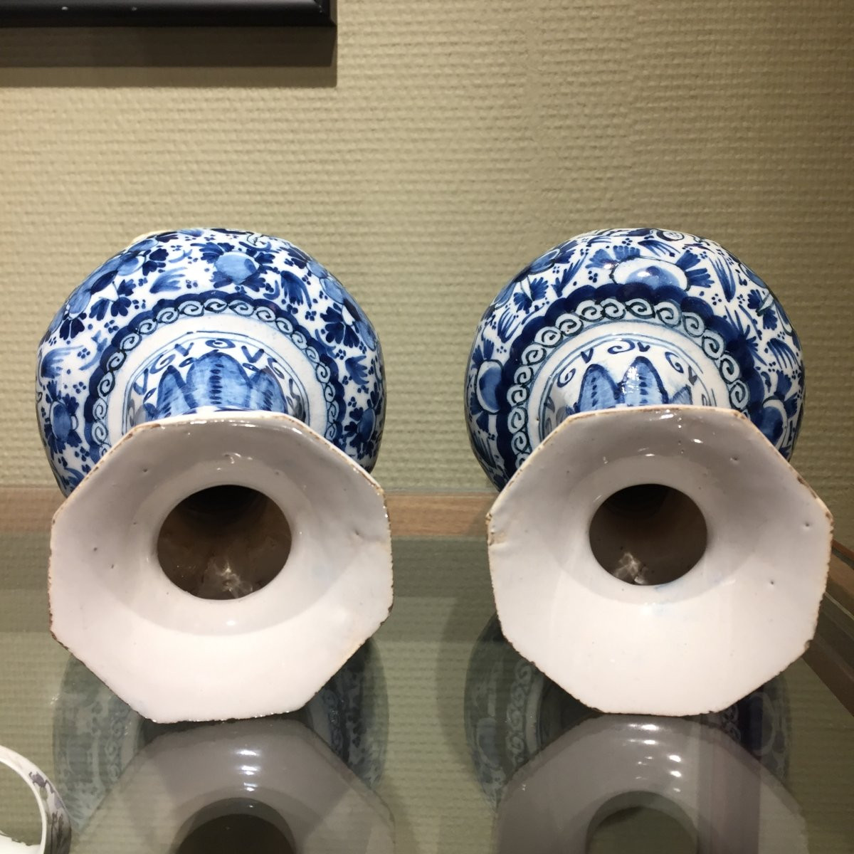 Ensemble De Deux Vases En Faïence De Delft à Décor Les Anges, XVIIIe Siècle-photo-1