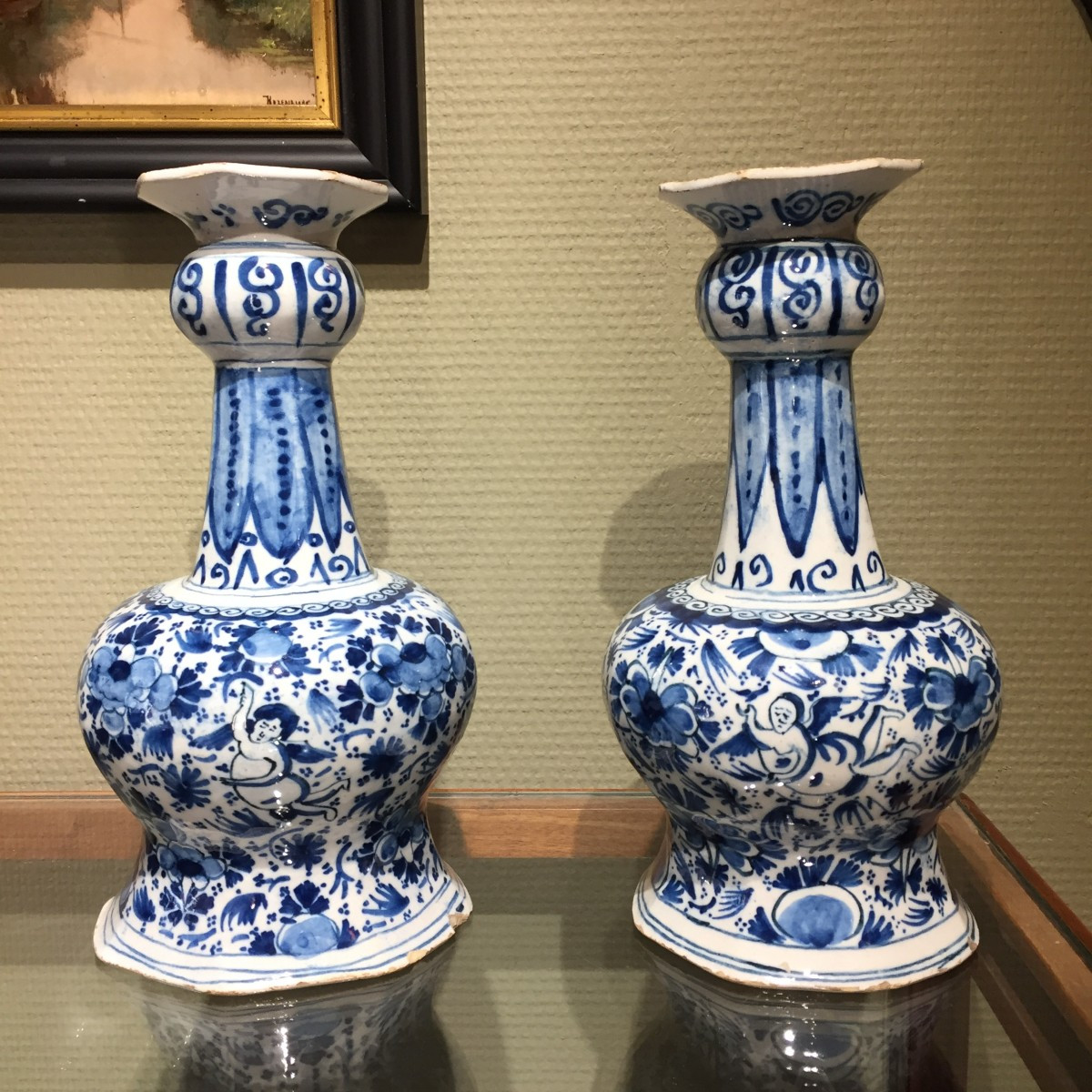 Ensemble De Deux Vases En Faïence De Delft à Décor Les Anges, XVIIIe Siècle