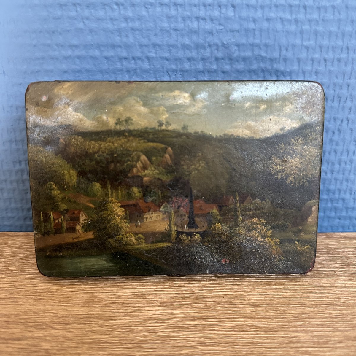 Boîte ancienne peinte à la main représentant une scène de rivière et un village, début du XIXe 