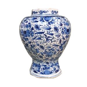 Un Vase Antique Hollandais De Delft Avec Des Anges. Du Début Du XVIIIe Siècle
