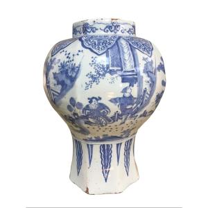 Un Vase Hollandais Antique De Delft à Décor De Chinoiserie. Du XVIIe Siècle