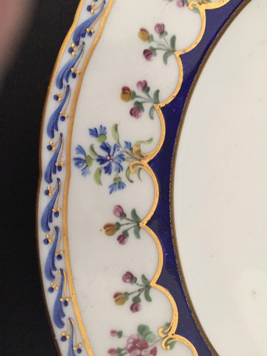 Assiette En Porcelaine Tendre De Sèvres XVIIIème Siècle-photo-1