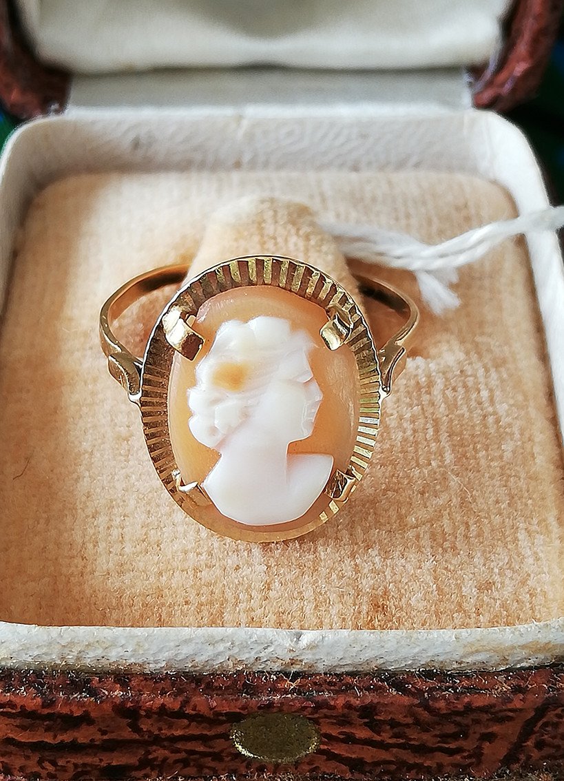 18k Gold Ring Decorated With A Woman Profile Cameo