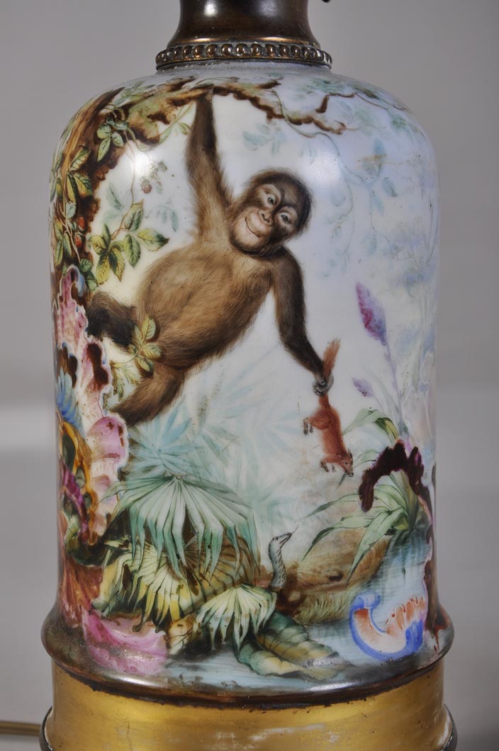 Paire De Lampe En Porcelaine à Décor De Singe Et d'Oiseaux Exotiques-photo-3