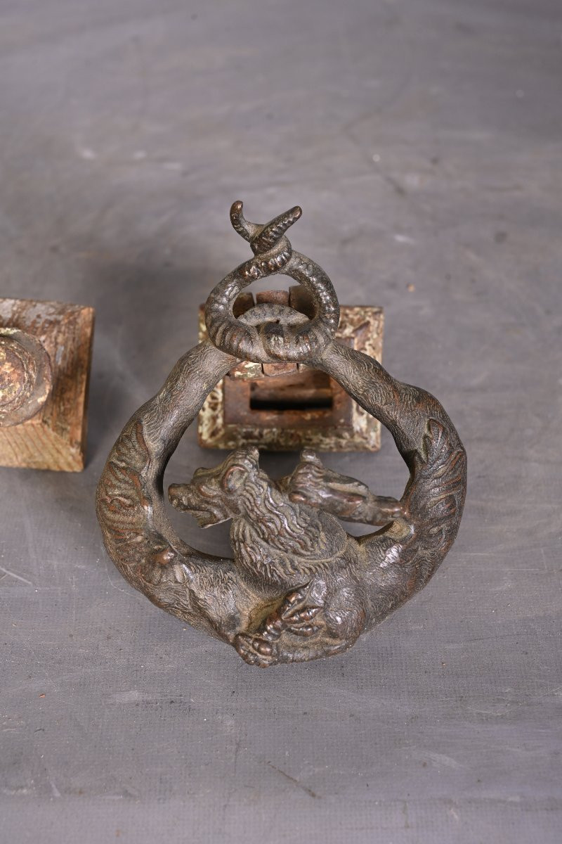 Heurtoir de porte en fonte représentant un chien bicéphale et un serpent-photo-3