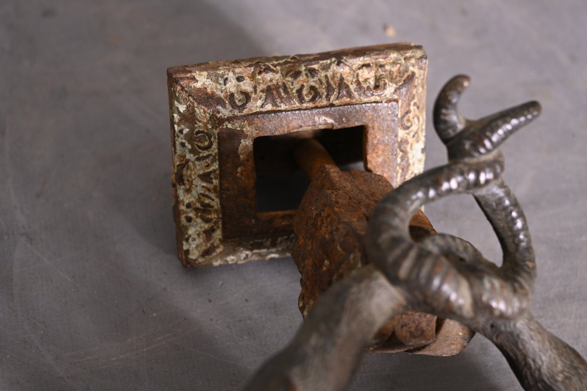 Heurtoir de porte en fonte représentant un chien bicéphale et un serpent-photo-2
