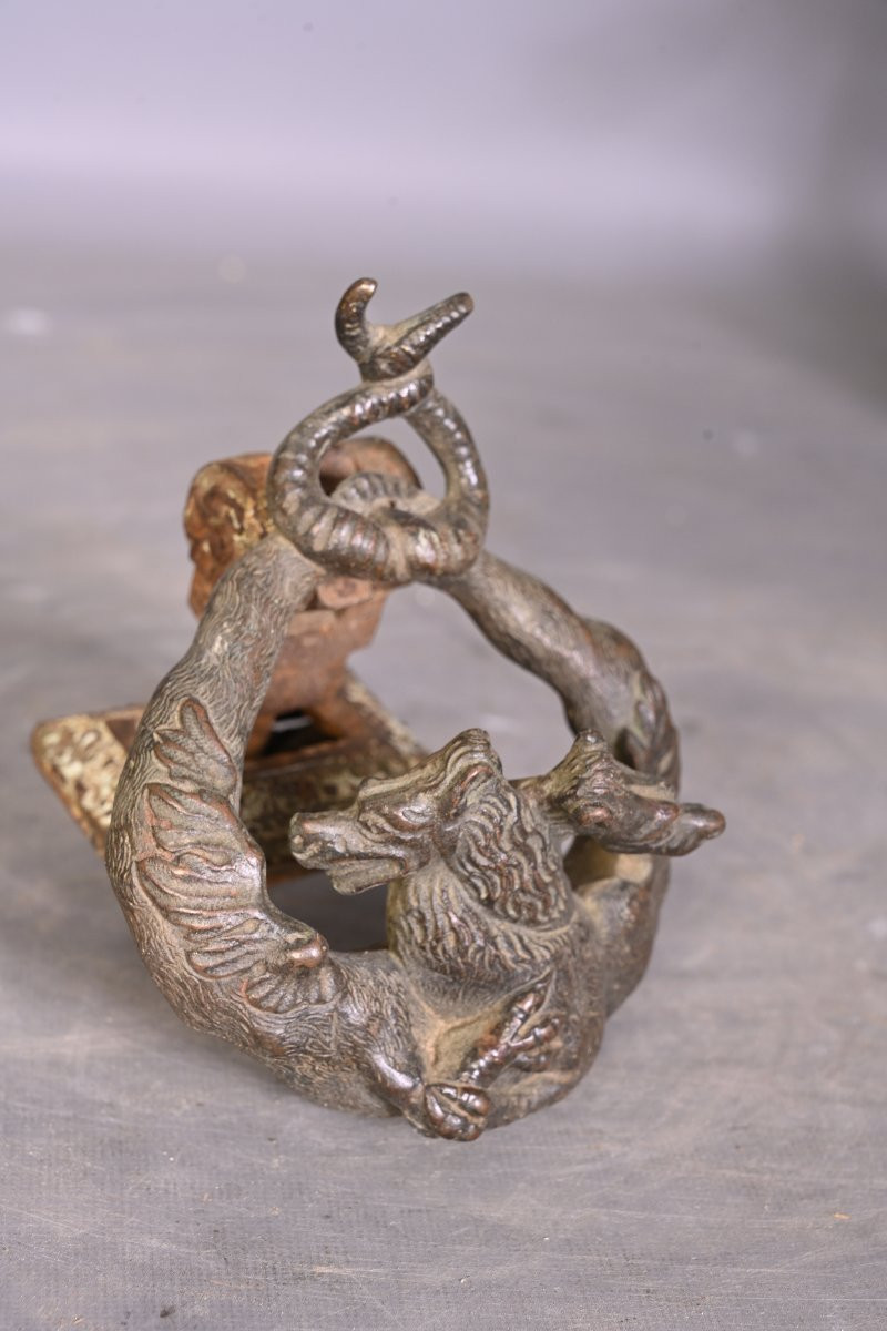 Heurtoir de porte en fonte représentant un chien bicéphale et un serpent-photo-6