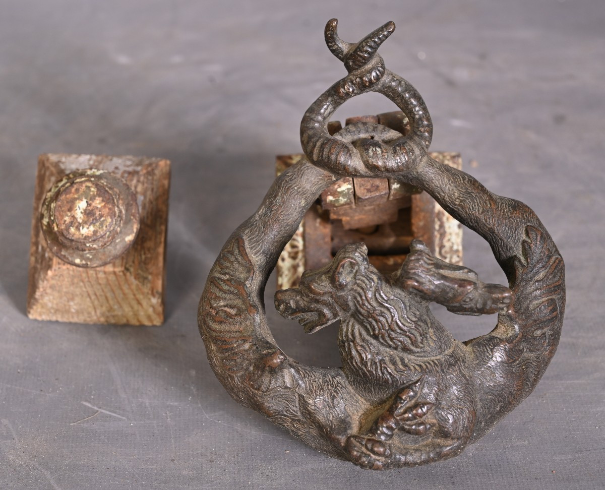 Heurtoir de porte en fonte représentant un chien bicéphale et un serpent