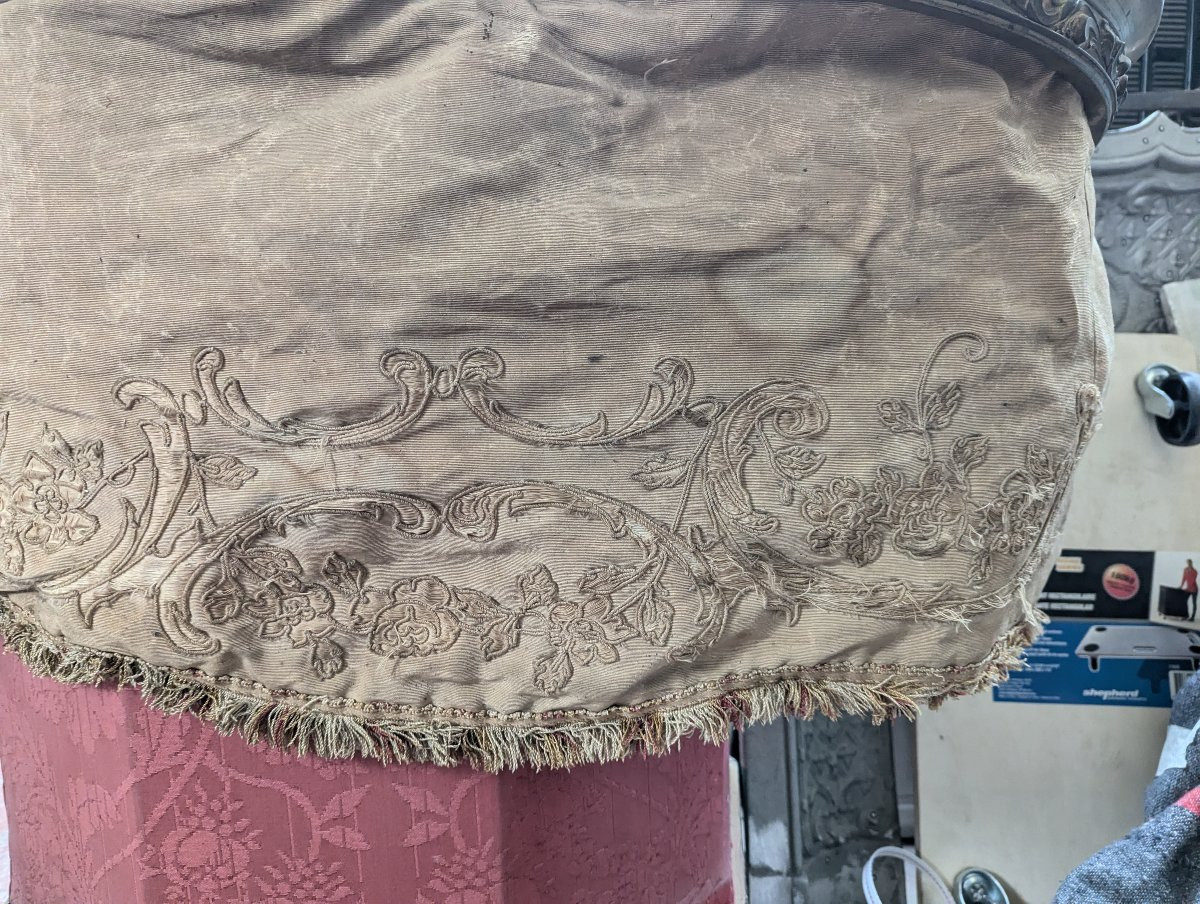 Ciel de lit de style Louis XVI en bronze doré et soierie brodée-photo-7