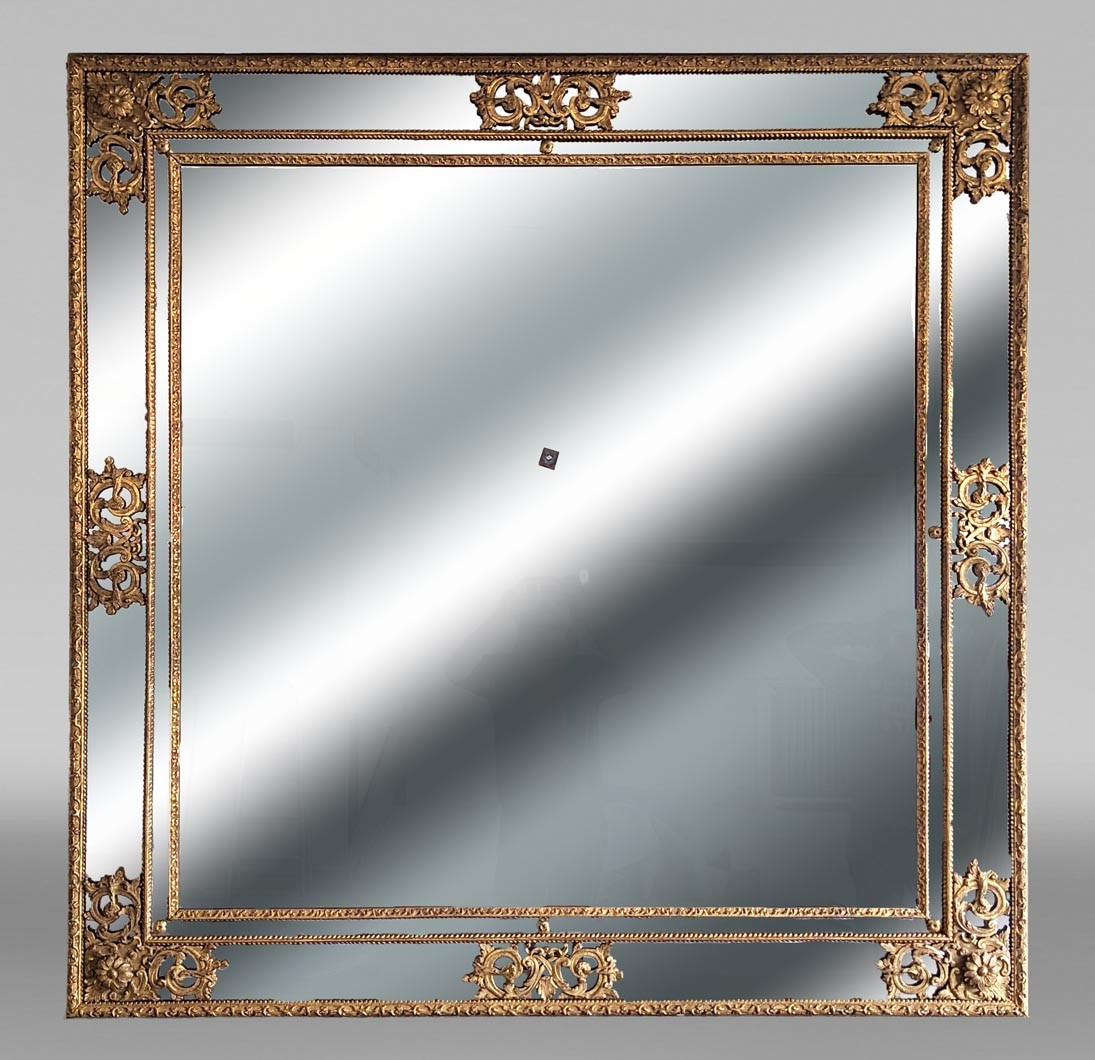 Grand miroir à parecloses de style Régence en résine