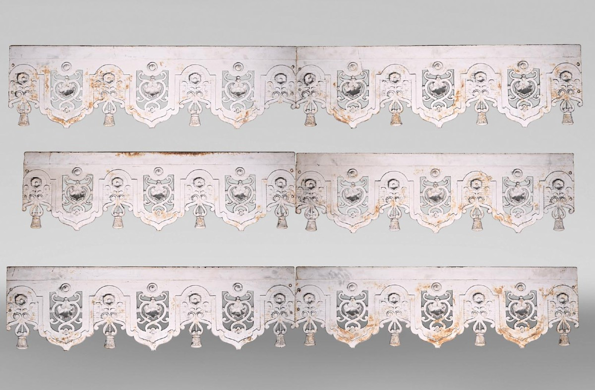 Frise de passementerie de style Louis XVI en fer peint