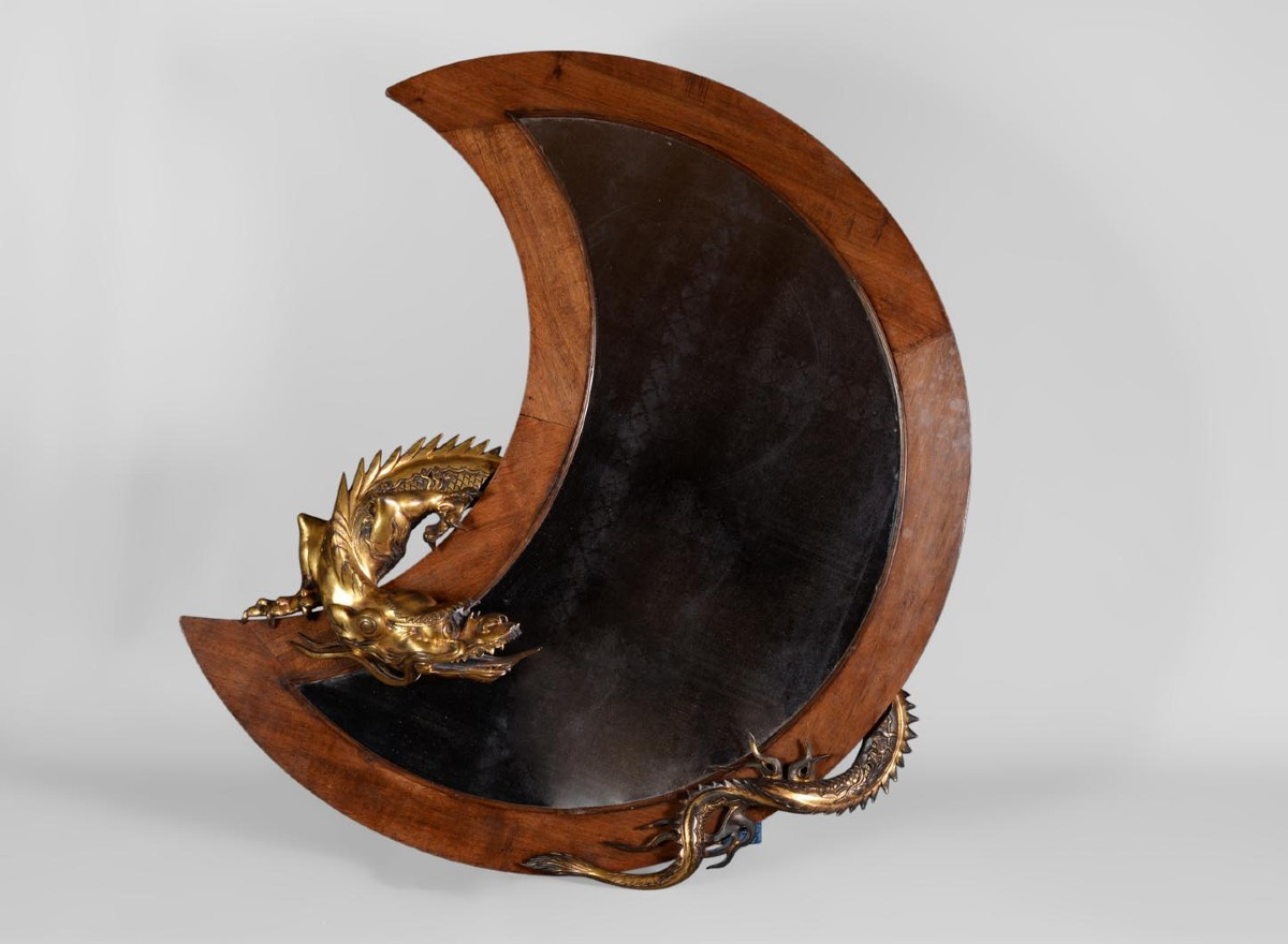 Gabriel Viardot (att. To) - Rare Japanese-style Mirror In The Shape Of A Crescent Moon With A Bronze Dragon