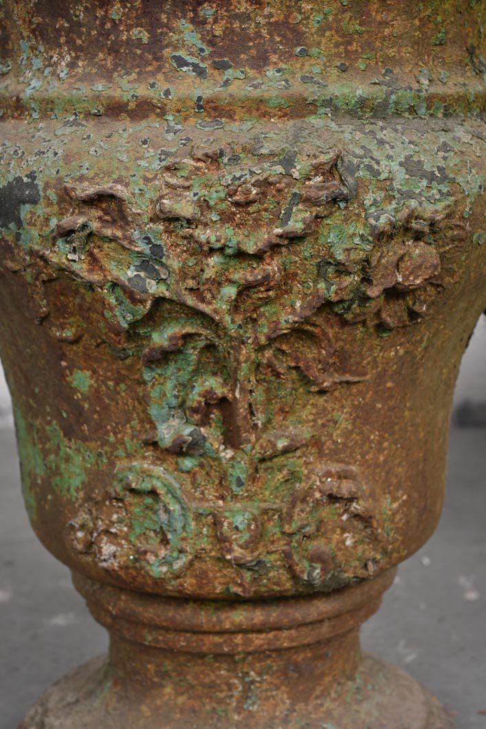 Paire de vases de jardin en fonte à anses, décor floral et figuratif, XIXe-photo-2