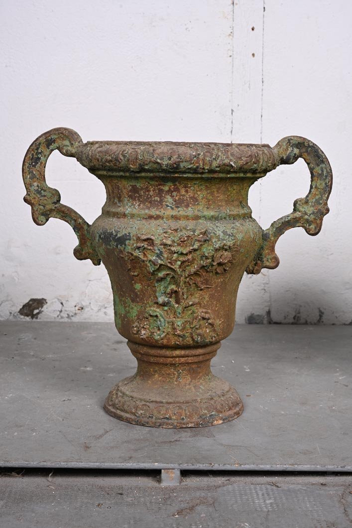 Paire de vases de jardin en fonte à anses, décor floral et figuratif, XIXe-photo-3