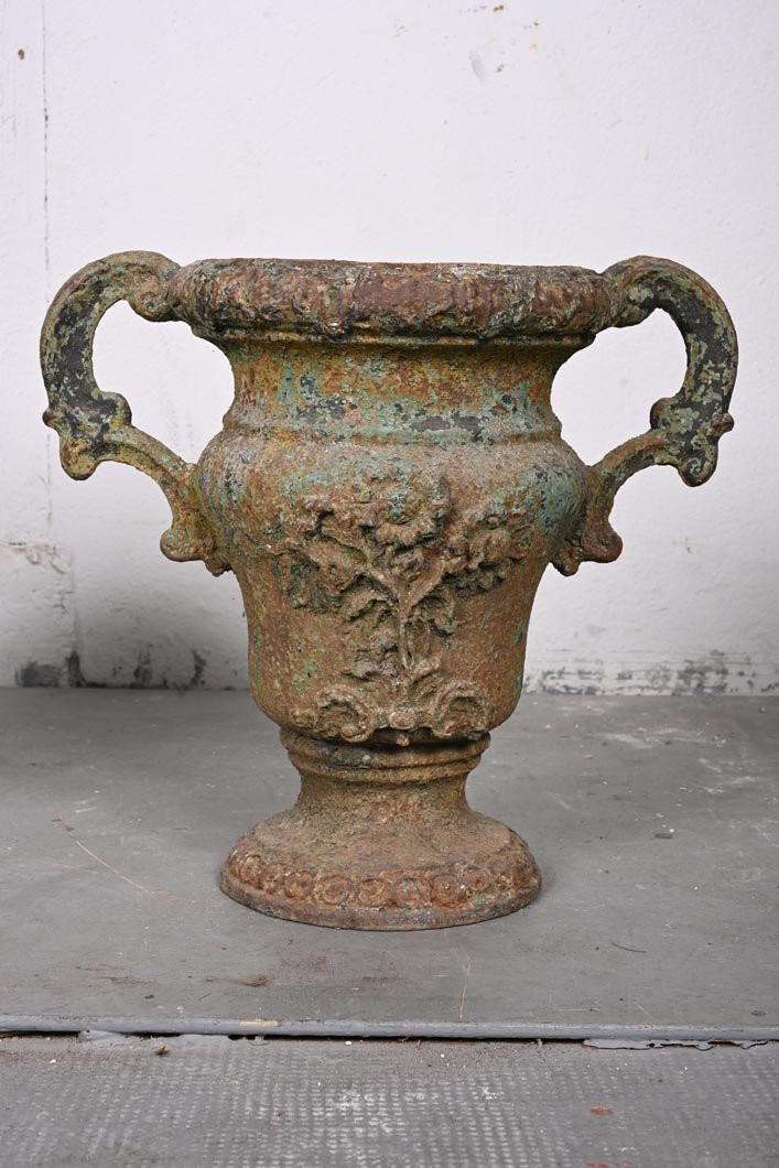 Paire de vases de jardin en fonte à anses, décor floral et figuratif, XIXe-photo-4