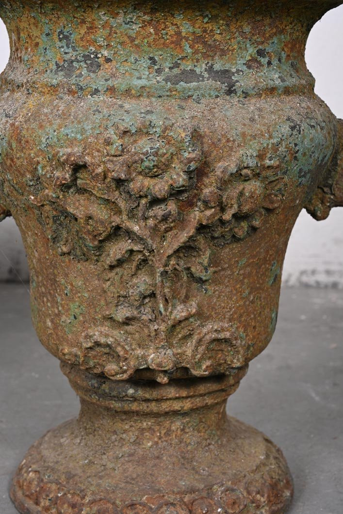 Paire de vases de jardin en fonte à anses, décor floral et figuratif, XIXe-photo-1
