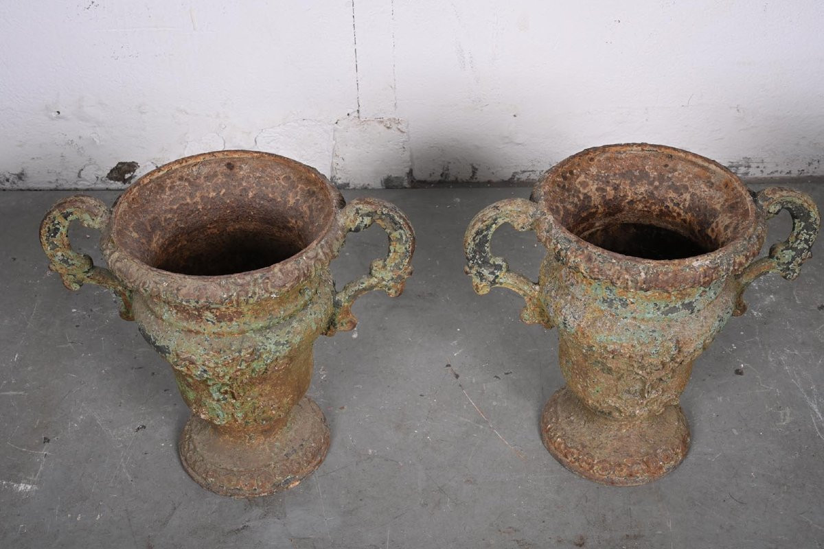 Paire de vases de jardin en fonte à anses, décor floral et figuratif, XIXe-photo-2