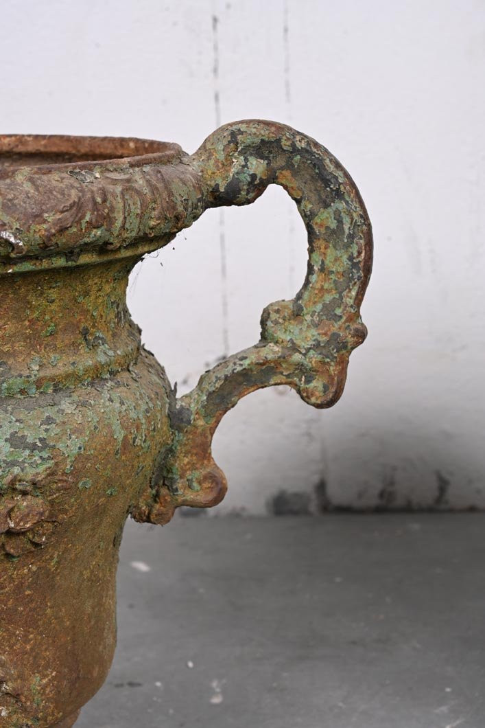 Paire de vases de jardin en fonte à anses, décor floral et figuratif, XIXe-photo-3