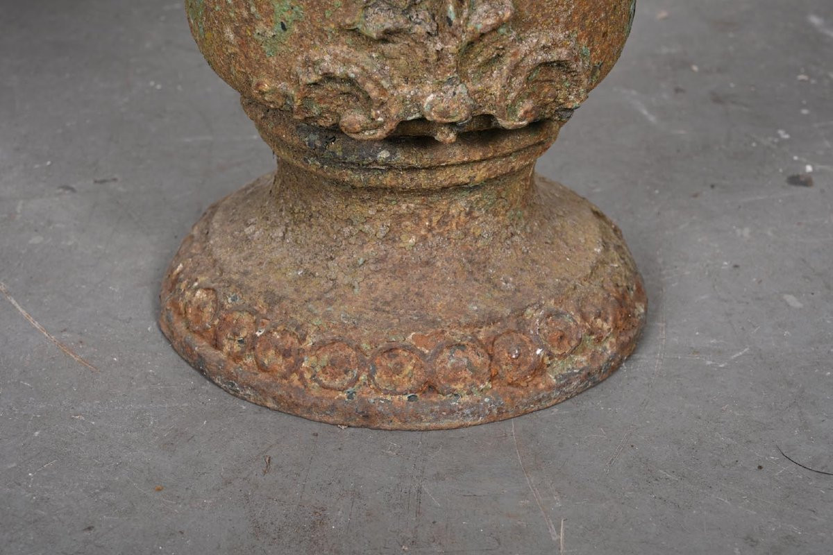 Paire de vases de jardin en fonte à anses, décor floral et figuratif, XIXe-photo-4