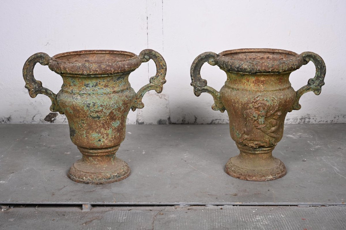 Paire de vases de jardin en fonte à anses, décor floral et figuratif, XIXe-photo-6