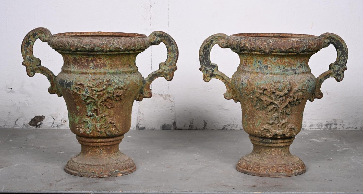Paire de vases de jardin en fonte à anses, décor floral et figuratif, XIXe