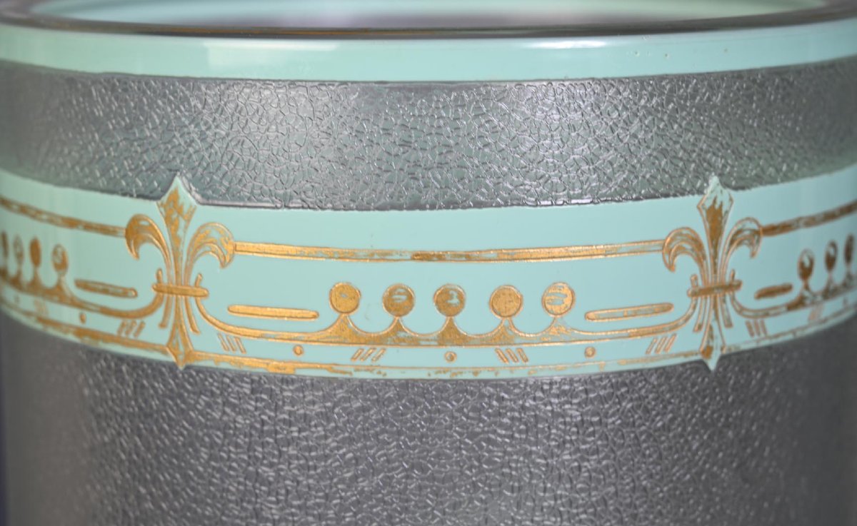 Large Glass Scroll Vase Decorated With Fleurdelisé Riders - Cristallerie Baccarat-photo-1
