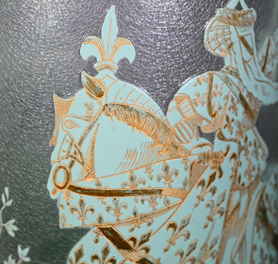 Large Glass Scroll Vase Decorated With Fleurdelisé Riders - Cristallerie Baccarat-photo-3