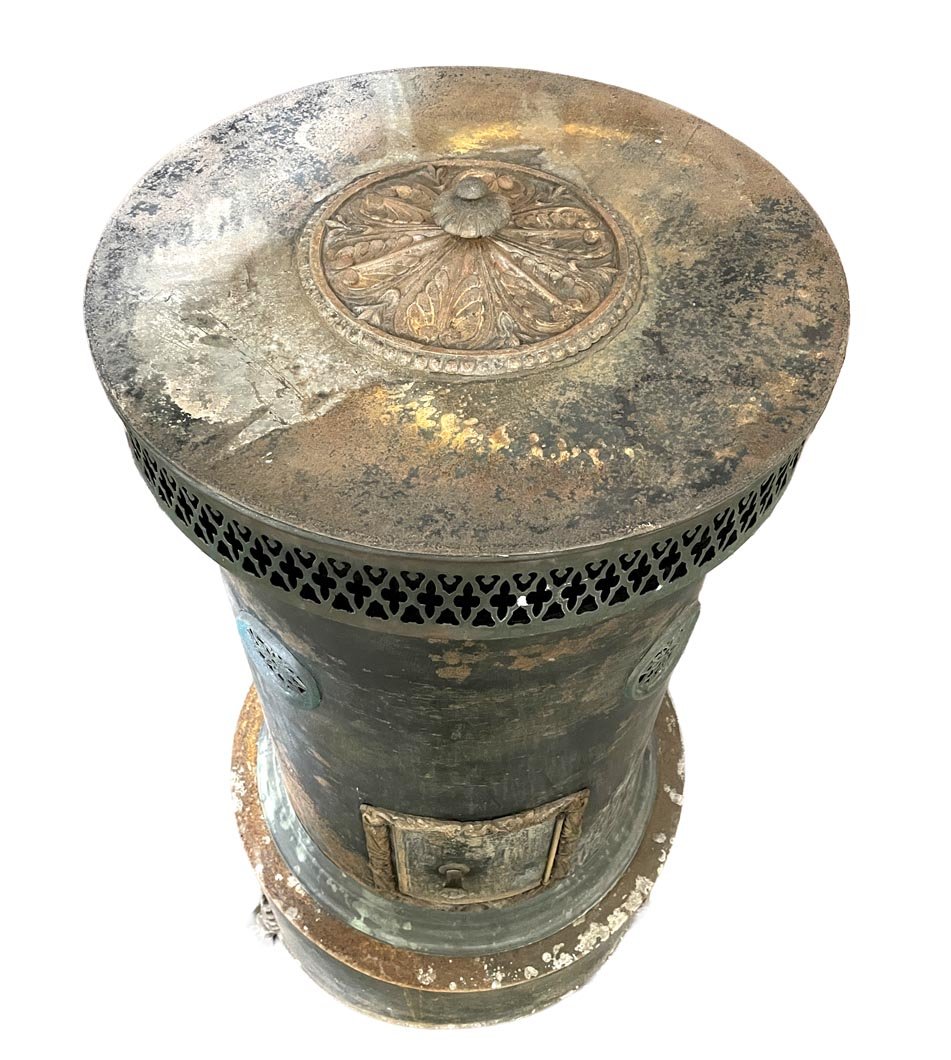 Calorifère mobile cylindrique en métal à galerie ajourée néo-gothique, XIXe siècle-photo-4