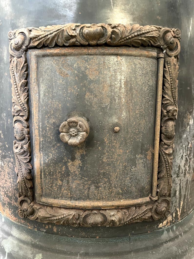 Calorifère mobile cylindrique en métal à galerie ajourée néo-gothique, XIXe siècle-photo-1