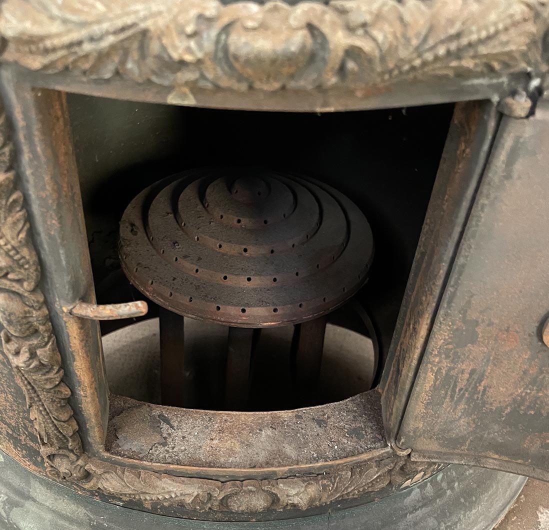 Calorifère mobile cylindrique en métal à galerie ajourée néo-gothique, XIXe siècle-photo-4