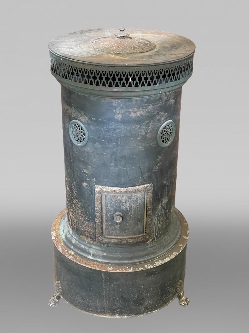 Calorifère mobile cylindrique en métal à galerie ajourée néo-gothique, XIXe siècle