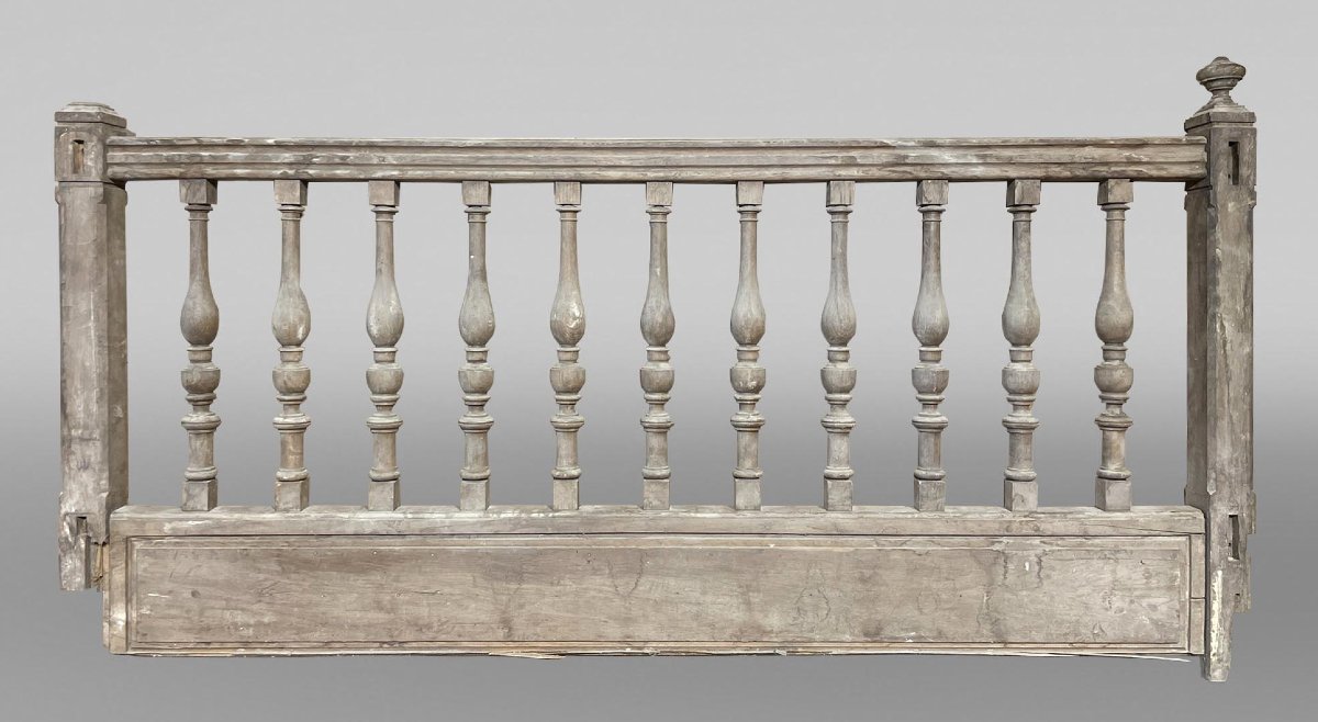 Rambarde ou élément de garde-corps d’époque ancienne réalisé en chêne massif sculpté