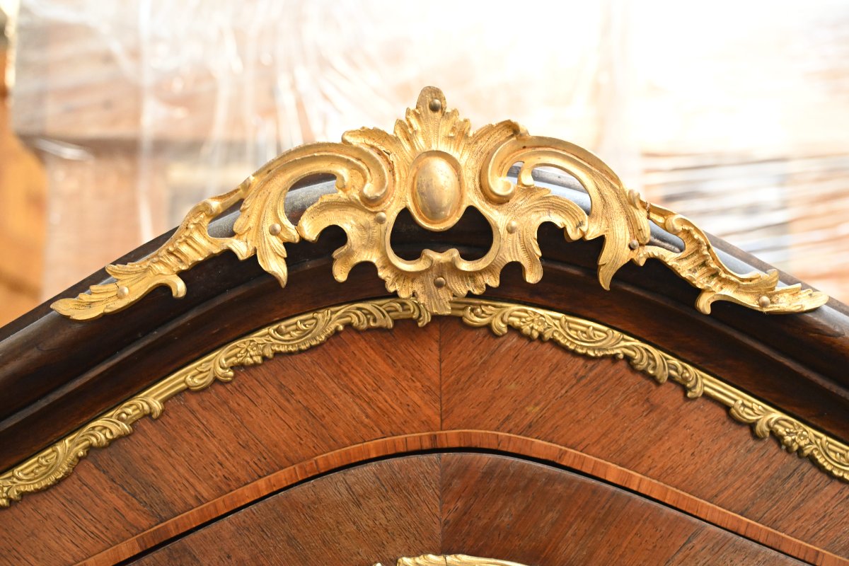 Vitrine galbée de style Louis XV, en marqueterie florale et bronze doré, à décor armorié-photo-3