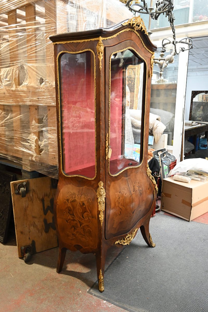 Vitrine galbée de style Louis XV, en marqueterie florale et bronze doré, à décor armorié-photo-1