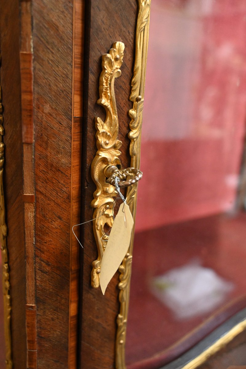 Vitrine galbée de style Louis XV, en marqueterie florale et bronze doré, à décor armorié-photo-2