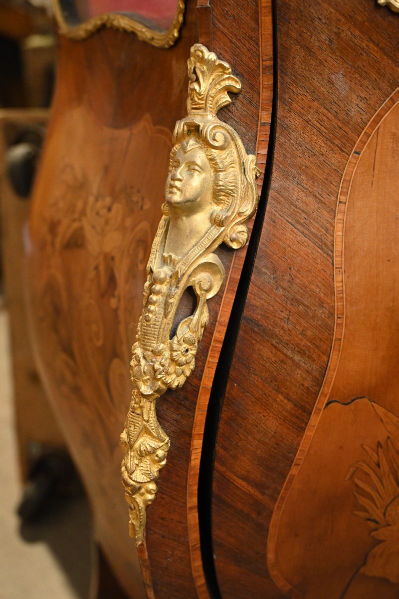 Vitrine galbée de style Louis XV, en marqueterie florale et bronze doré, à décor armorié-photo-3
