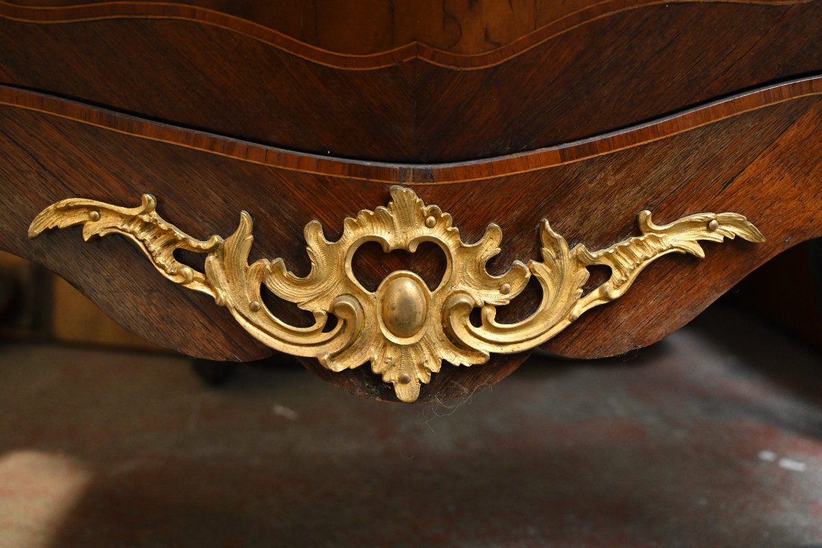 Vitrine galbée de style Louis XV, en marqueterie florale et bronze doré, à décor armorié-photo-4