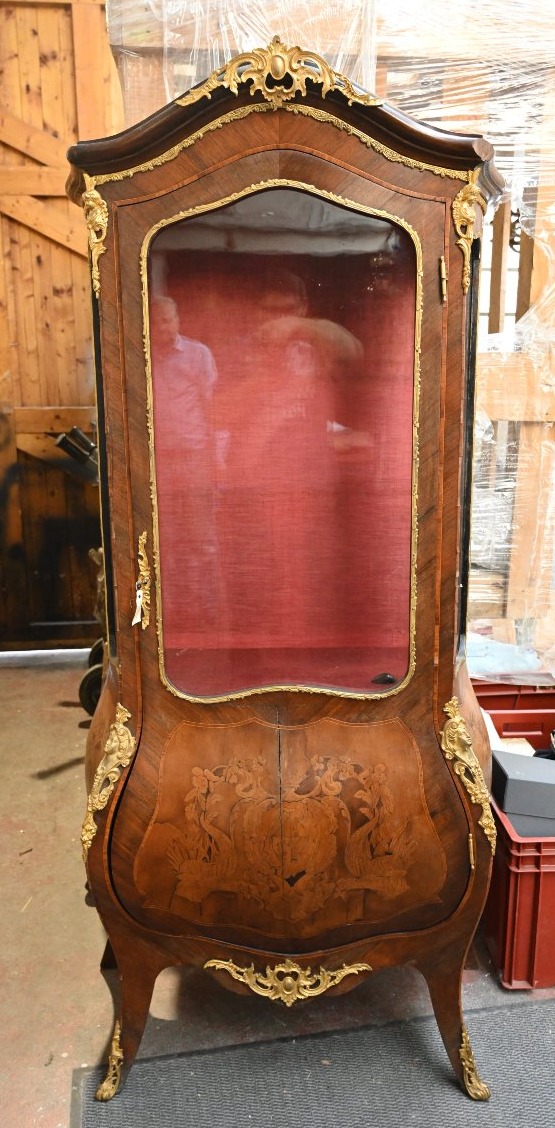 Vitrine galbée de style Louis XV, en marqueterie florale et bronze doré, à décor armorié