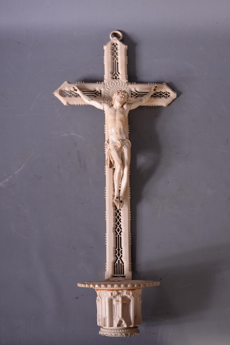 Bénitier d'Alcôve En Ivoire Sculpté Surmonté d'Un Crucifix